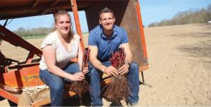 Delphine et Matt, un couple franco-britannique et le début dune aventure viticole en Normandie. Une façon aussi dancrer durablement