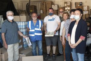 Sur une initiative de la région Occitanie, en lien avec les chambres d’agriculture des 13 départements et les associations d’aide, les producteurs locaux de chaque département ont donné des denrées qu’ils avaient en trop pour constituer des paniers remis aux familles dans le besoin.