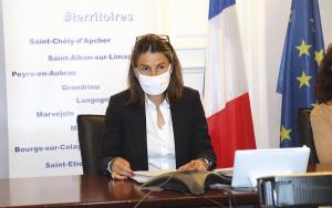 La préfète, Valérie Hatsch, en conférence de presse vendredi 9 septembre pour donner les résultats des analyses des bovins du mont Lozère.