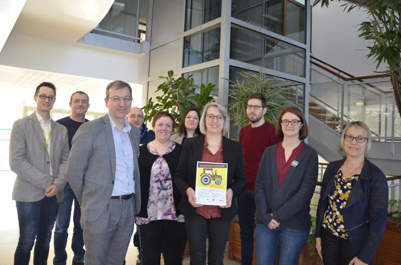 Mardi 21 janvier 2020, à Angers. Les partenaires autour de Marie-Christine Lemaitre, présidente des EDT Pays de la Loire. Une affiche a été réalisée sur l’addictologie, avec un tracteur constellé de mots (drogue, dépendance, jeu, médicaments...).