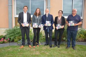 Pascal Prat, directeur général de Fleuron dAnjou ; Morgane Saglio, de Destination Angers ; Bruno Dupont, président du Sival ; Anne Boussion, de Destination Angers ; Christian Befve, initiateur des International asparagus days, lors dune conférence 
de presse mercredi 2 octobre aux Ponts-de-Cé