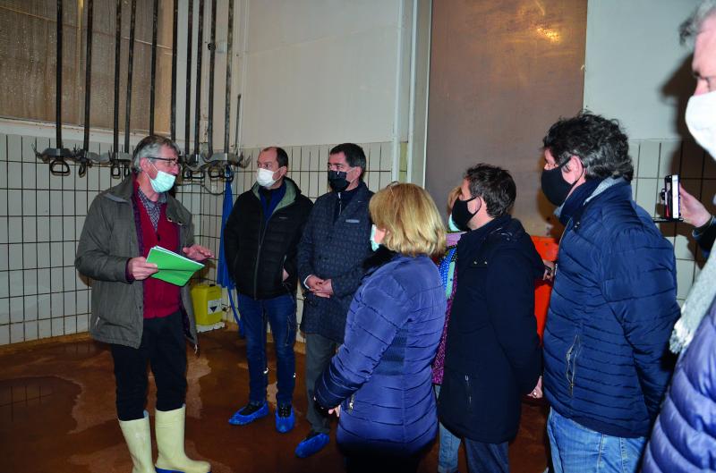 Lors de la visite de l’abattoir, les représentants politiques et agricoles ont montré leur souhait de maintenir un outil de proximité.