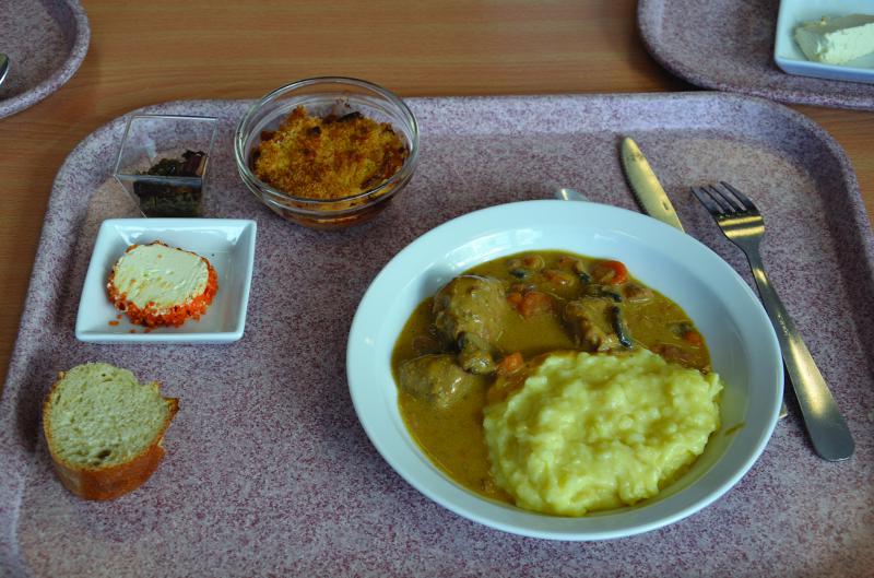 Depuis 2013, les élèves du collège « Les vignes du Crey » ont des produits locaux et bio à la cantine. La réduction du gaspillage a fait baisser le prix du repas de 20 %.