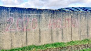 Un des murs des silos a été tagué « 2020 abolition ».