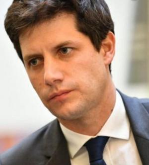 Né en 1980, Julien Denormandie est un ingénieur agronome (AgroParisTech) et un haut fonctionnaire rattaché au corps des Eaux et Forêts (Ipef).