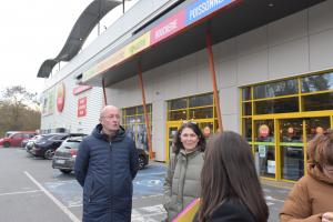 Jean-Marie Caillaud, pr&eacute;fet de l�Oise, et Nathalie Riv&eacute;rola, directrice de la DDPP, devant le magasin Grand Frais d�Allonne.