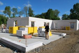 Cédric Demarcy, directeur de la MFR, devant le futur internat de cette école qui compte au total 204 élèves ou apprentis.