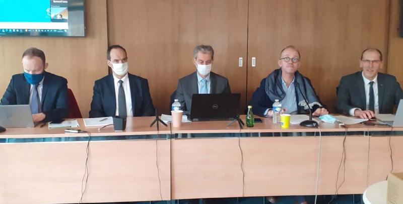 De gauche à droite, Vincent Lelionnais, chargé de mission SGAR, Jean-Michel Poirson, directeur adjoint de la Draaf Hauts-de-France, Björn Desmet, directeur de la Draaf Hauts-de-France, Olivier Dauger, président de la Chambre régionale d'agriculture Hauts-de-France et Michel Leroy, directeur général de la Chambre régionale.