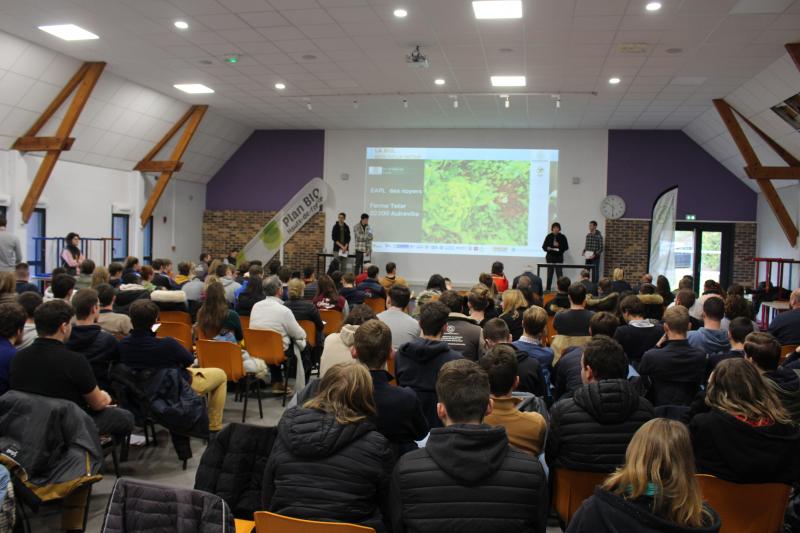 La salle polyvalente du lycée d'Airion était remplie de jeunes venus de six établissements d'enseignement des Hauts-de-France pour cette journée autour de l'agriculture bio et de ses métiers.