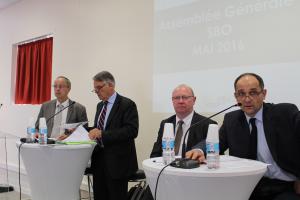 À la tribune, Étienne Lenaerts, directeur des syndicats betteraviers de l’Oise, de la Somme et du Nord-Pas-de-Calais, Alain Jeanroy, directeur général de la CGB, Éric Lainé, planteur dans la Marne, président de la CGB et de la commission économique de la FNSEA, et Hans Dekkers, nouveau président du Syndicat betteravier de l’Oise.