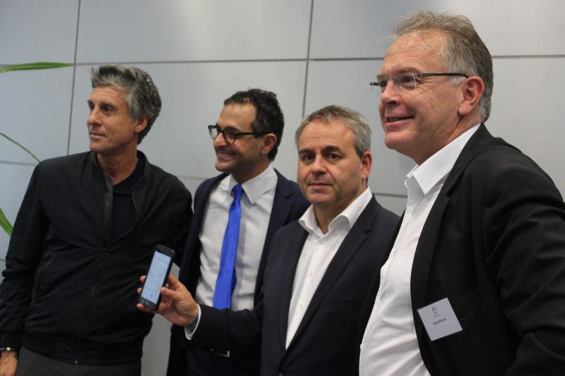 Gaspillage alimentaire : l’application Food Life a été lancée lundi, au siège du Conseil régional des Hauts-de-France, avec la participation de son président Xavier Bertrand (au centre), l’entrepreneur du web Marc Simoncini, l’élu Arash Derambarsh, et Régis Degelcke, représentant le groupe Auchan.