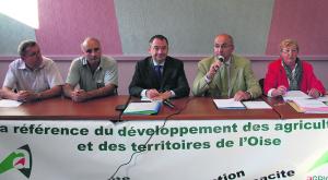à la tribune, François Mellon, qui a fait visiter son exploitation au cours de l’après-midi, le maire de Villotran, Philippe Logeay, le Préfet, Emmanuel Berthier, le président de la chambre d’Agriculture, Jean-Luc Poulain, et Yvette Autricque, directrice.