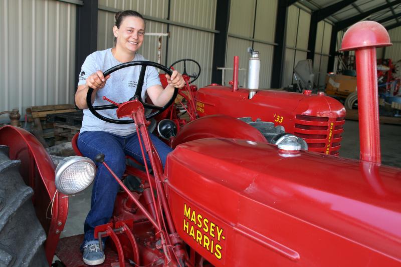 Bricoleuse, Davina Trau cherche à conserver ses tracteurs avec des pièces d’origines.