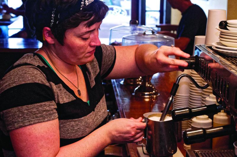 Le nombre de débits de boissons est passé de 45 000 en 2011 à 35 000 en 2018, selon la Française des jeux.