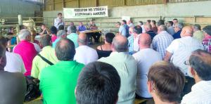 Xavier Beulin et Jean-Pierre Fleury devant les éleveurs de Vendée, à Saint-Martin-des-Noyers, le 24 août dernier.
