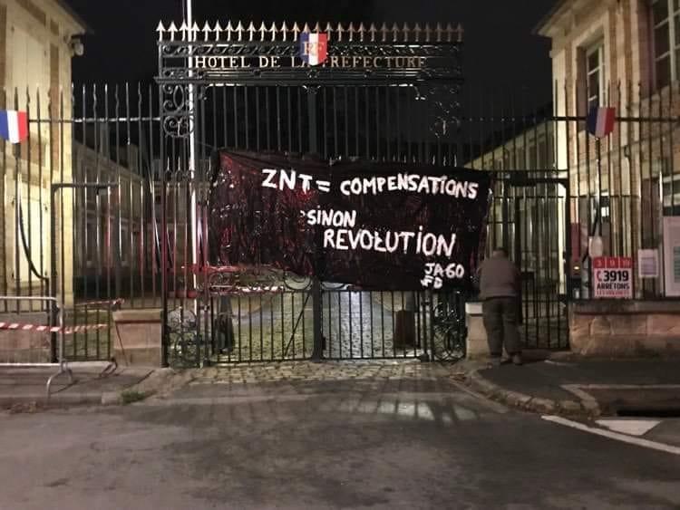 Dans la nuit de dimanche à lundi dernier, une banderole a été installée sur les grilles de la préfecture de l’Oise à Beauvais. On pouvait y lire : ZNT = compensations, sinon révolution. (© JA)