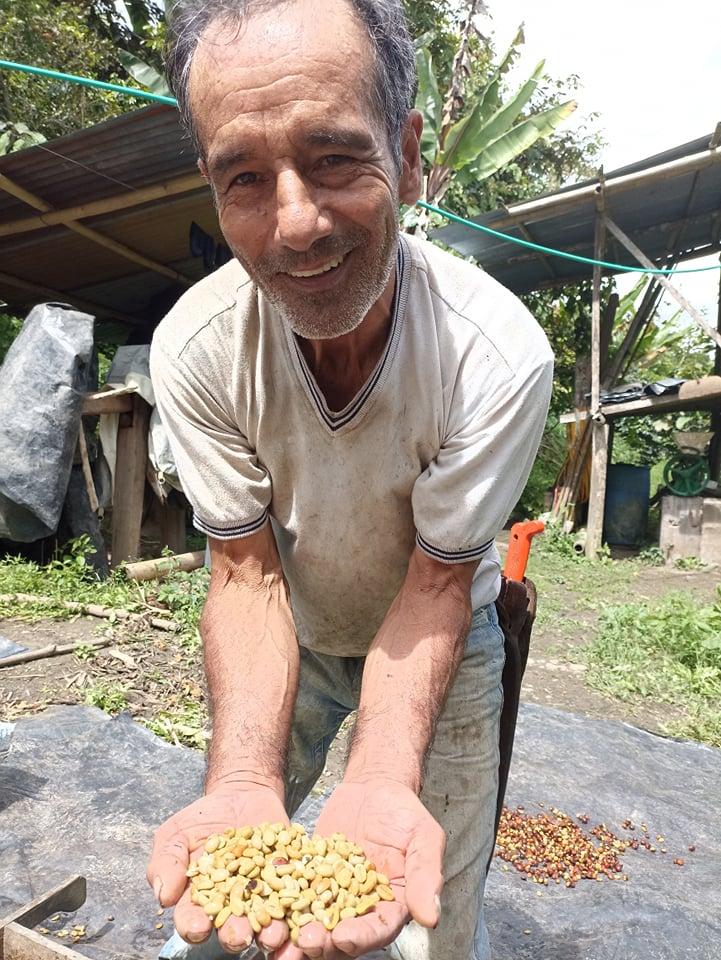 Don Erasmo produit et transforme son café à la ferme de manière artisanale. Ici, il vient d’achever l’opération de dépulpage.