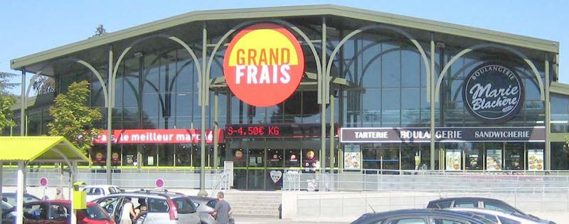 Grand frais réunit en un seul et même lieu cinq professionnels de l’alimentation : un primeur, un épicier d’ici et d’ailleurs, un boucher charcutier, un fromager et un poissonnier, dans un espace imitant le marché couvert traditionnel.