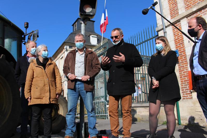 De gauche à droite : Luc Smessaert, vice-président de la FNSEA, Agnès Thill, députée de la 2e circonscription, Denis Pype, conseiller régional, Gwenaëlle Desrumaux, présidente des Jeunes Agriculteurs de l'Oise, et Alexis Hache, président de la CGB. (© D.)