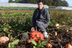 Clothilde Ghesquière devant ses courges invendables actuellement.