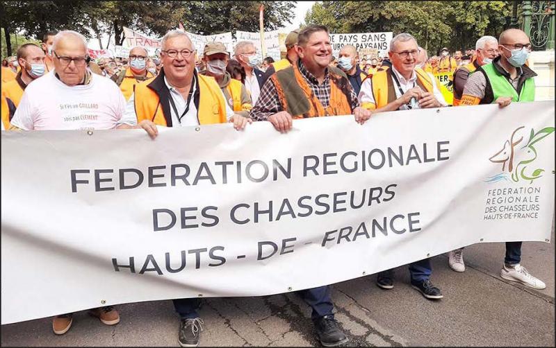Emmenée par la fédération régionale des chasseurs des Hauts-de-France
et son président Willy Schraen (au centre), la manifestation d'Amiens
s'est déroulée dans une ambiance bon enfant.