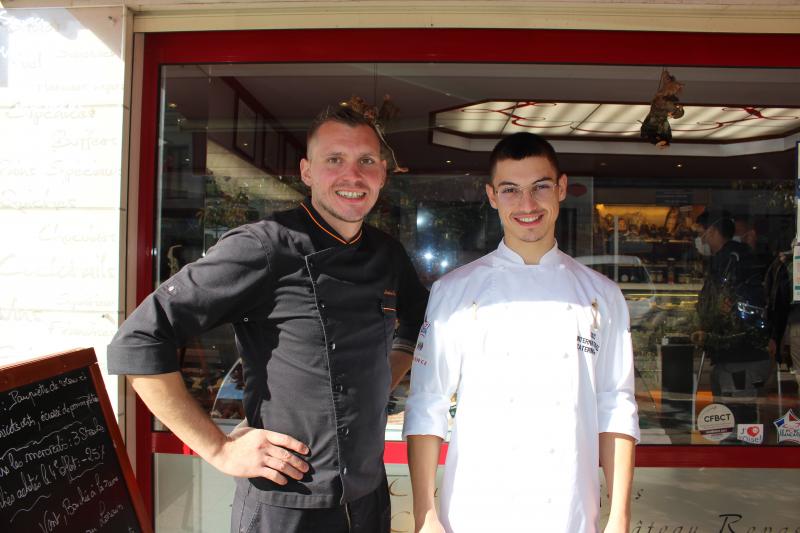 Nicolas Santerre, 19 ans, originaire de Bonneuil-en-Valois, se prépare au concours avec son patron Antoine Cousin, 31 ans, boucher-charcutier-traiteur (© Dominique Lapeyre-Cave)