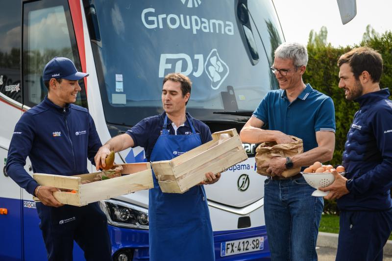 En 2021, Florian Strube (deuxième en partant de la droite) avait déjà remis à l'équipe Groupam-FDJ un panier de légumes de sa production.
