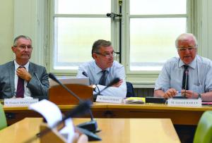 Présentation du rapport d'information sur les normes agricoles par la commission des Affaires économiques du Sénat. De gauche à droite, Franck Montaugé, Daniel Dubois et Gérard Bailly.