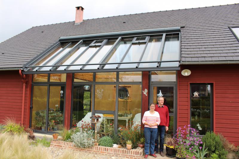 Bienvenue dans la maison en paille de Christine et Jean-Luc Ortega. (© Dominique Lapeyre-Cavé)