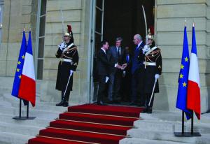 Le commissaire européen, Philippe Hogan, sur le perron de Matignon, avec le Premier ministre, Manuel Valls, et le ministre de l’Agriculture, Stéphane Le Foll.