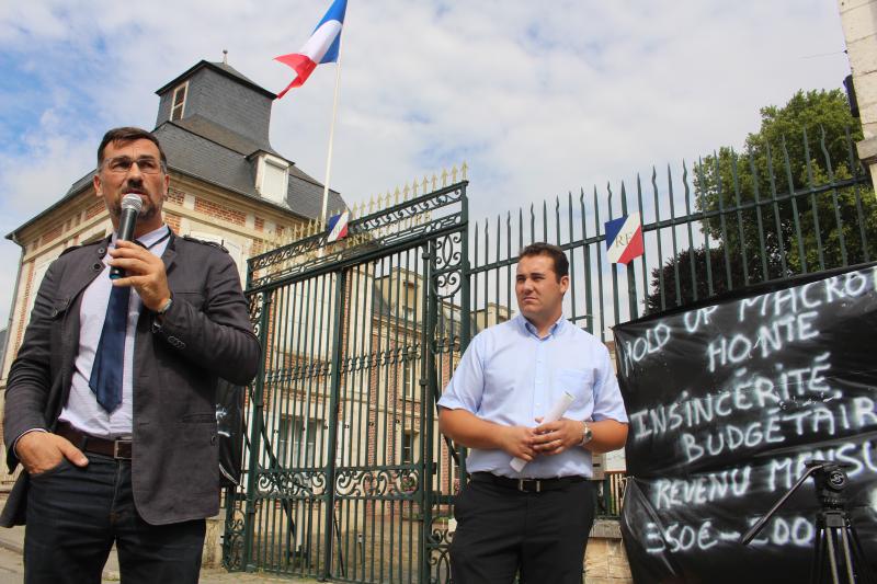 En décidant de transférer 4,2 % des crédits du pilier I de la Pac, consacré aux aides à l’hectare, vers le pilier II, celui des aides ciblées, le ministre de l’Agriculture, Stéphane Travert, a réussi à mettre en colère les agriculteurs. Dans l’Oise, ils l’ont fait savoir en manifestant devant la préfecture le 28 juillet dernier. (© Dorian Alinaghi)