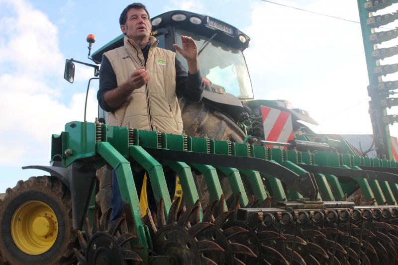 Olivier Desmarest, agriculteur biologique, présente la houe rotative.