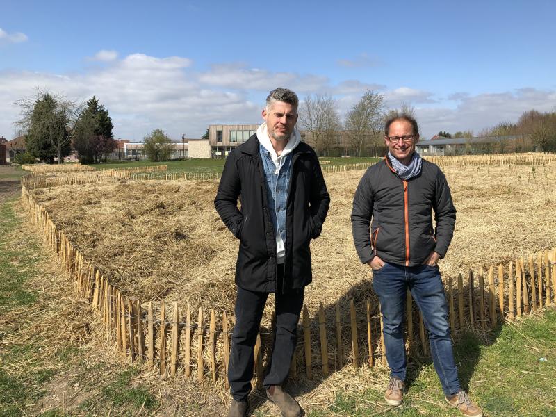 Benoît Muguet, adjoint en charge de l'urbanisme, du cadre de vie et de l'espace public à la ville de Templemars, et Mathieu Verspieren, fondateur de BeeForest, ont lancé un chantier participatif de plantation d'arbres en pleine ville.