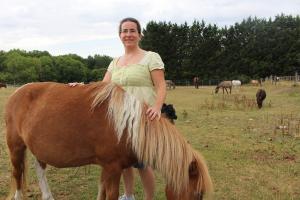 Au centre équestre Saint-Victor à Autrèches, Claire-Marine Cáceres met en avant le lien homme-cheval dans diverses activités : équitation, équithérapie, coaching équestre.