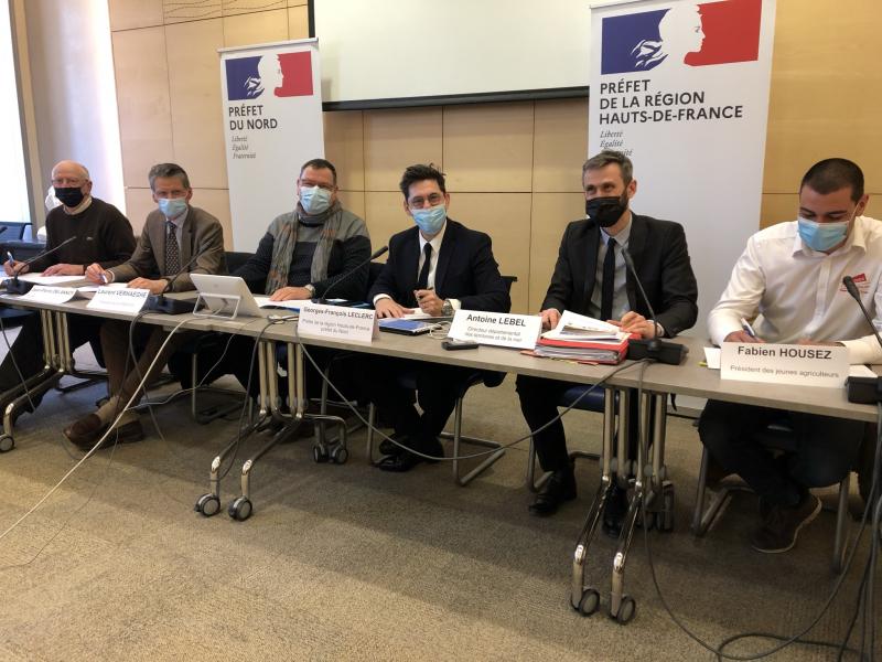 Le préfet des Hauts-de-France entouré des représentants des syndicats agricoles (bailleurs et preneurs), de la propriété privée, de la DDTM et des notaires du Nord-Pas de Calais.