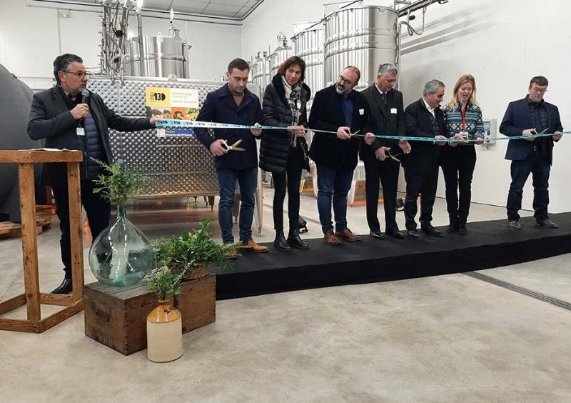 Le traditionnel «coupé de ruban» dans la cuverie du Chai des Hauts-de-France où sont en train d’être produits les futurs vins «Les 130».