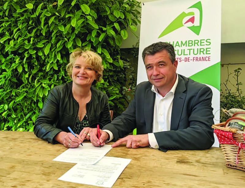 Marie-Sophie Lesne, vice-présidente régionale à l'Agriculture, et Laurent Degenne, président de la Chambre d'agriculture des Hauts-de-France, lors de la signature de la convention régionale solaire agricole.