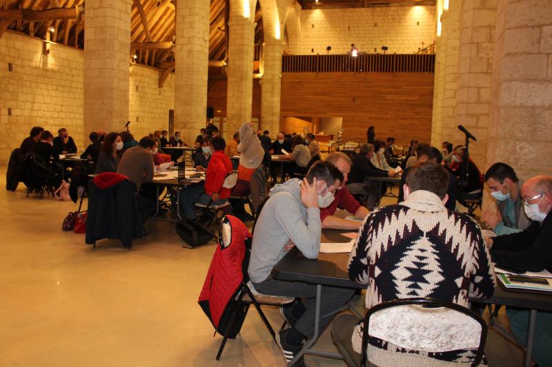 La soixantaine de participants a dû travailler en groupes autour de propositions pour améliorer la transmission et l’installation.