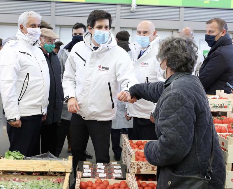 La ministre de l’Agriculture, Julien Denormandie, lors de sa visite au marché de Rungis.
