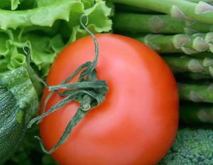 Côté légumes, «la tomate est vraiment indétrônable», selon FranceAgrimer
qui sest penché sur les habitudes de consommation des Français en fruits
et légumes.