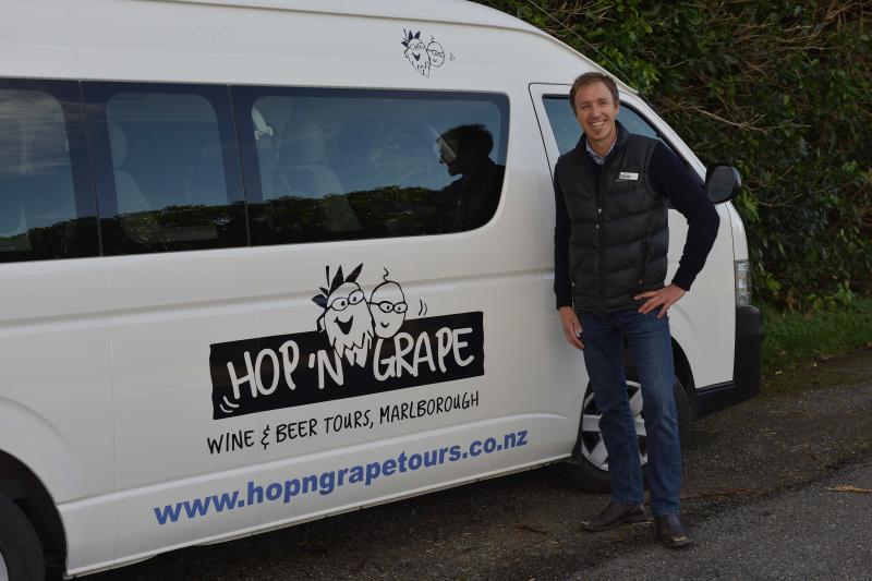 Au volant de son minibus, Cameron Clarcke transporte jusqu’à onze passagers pour une série de visites de caves et de chais de sa région de Marlborough.