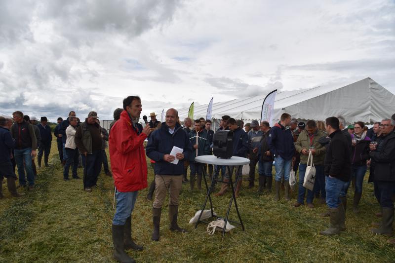 Gesvres-le-Chapitre, mercredi 12 juin. Damien Radet et Christophe Grison prennent la parole avant le moment de convivialité de mi-journée, avec notamment dégustation de glaces locales des Trois Givrées.