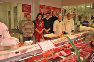 Sur le rayon boucherie de Carrefour Market de Crèvecur-le-Grand, avec le chef du rayon (à droite), Bruno Dehaies, et les propriétaires du magasin, Jessica et Guillaume Carnel, Mickaël Bussy et Jean-Marie Ramadier, deux éleveurs membres dElvéa60, étaient présents le 21 mars matin pour dialoguer avec les clients et promouvoir la vente de leur viande en circuit court.