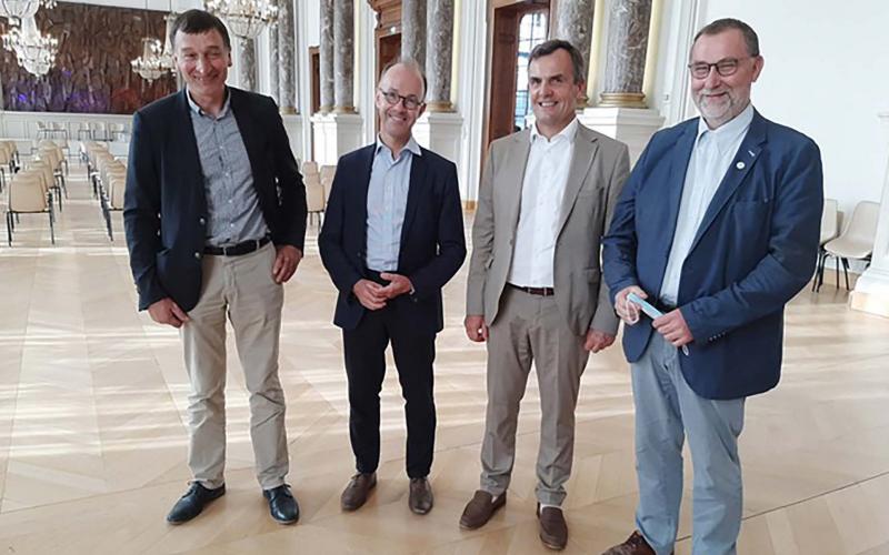 Christian Durlin (Nord-Pas-de-Calais), Olivier Dauger (chambre régionale), Hervé Ancellin (Oise) et Robert Boitelle (Aisne) ont présenté les contours de la future Chambre d’agriculture de région des Hauts-de-France en rappelant leur volonté de maintenir des antennes départementales pour garantir une proximité avec les agriculteurs.