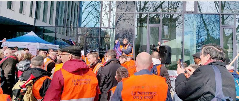 Près de deux cents personnes (planteurs, syndicats, salariés de Saint Louis Sucre et élus locaux) sont venus manifester devant le siège social de Südzucker, à Mannheim, mardi 12 mars.
