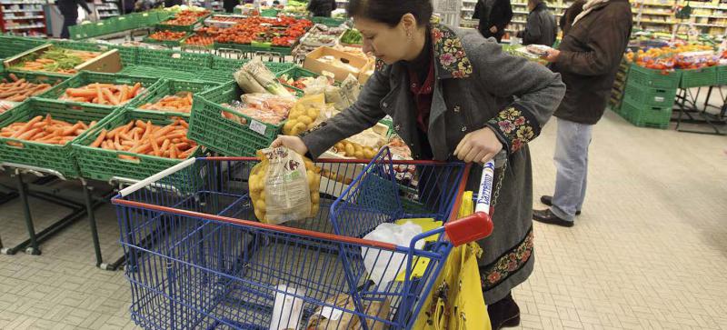 Avec la fermeture des entreprises, des restaurants et des écoles, tous les repas se prennent dorénavant à domicile, nécessitant in fine de faire plus de courses en magasin.