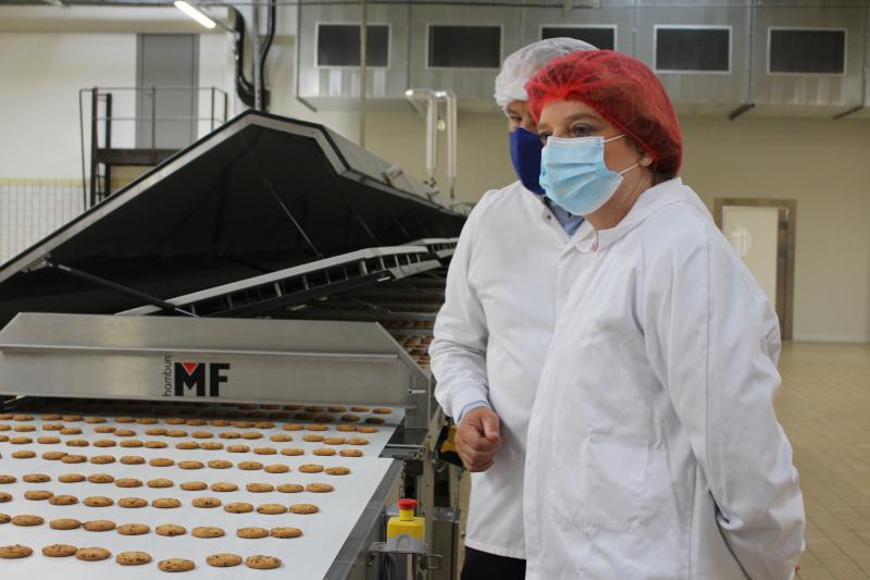 Bruno Pierre, le fondateur d'ABCD Nutrition, fait visiter ses chaînes de production de biscuits sans gluten à Marie-Sophie Lesne.