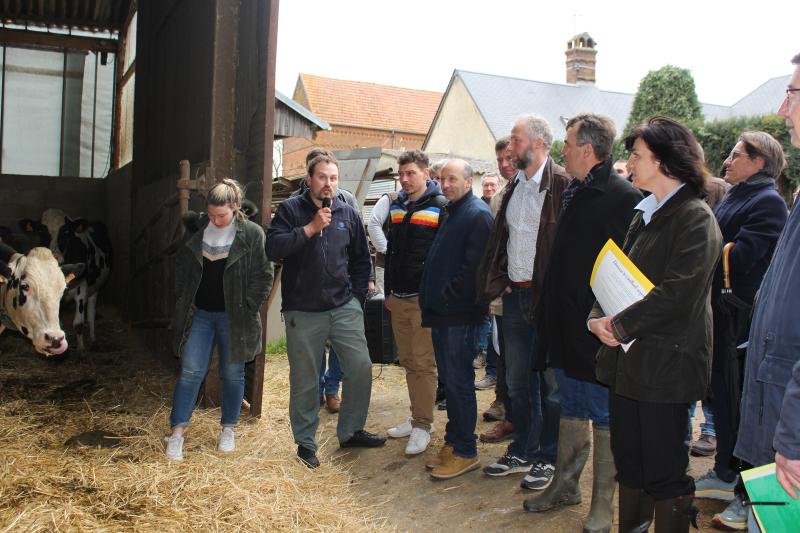 Matthieu Carpentier présente son troupeau laitier lors de la visite de Catherine Seguin.