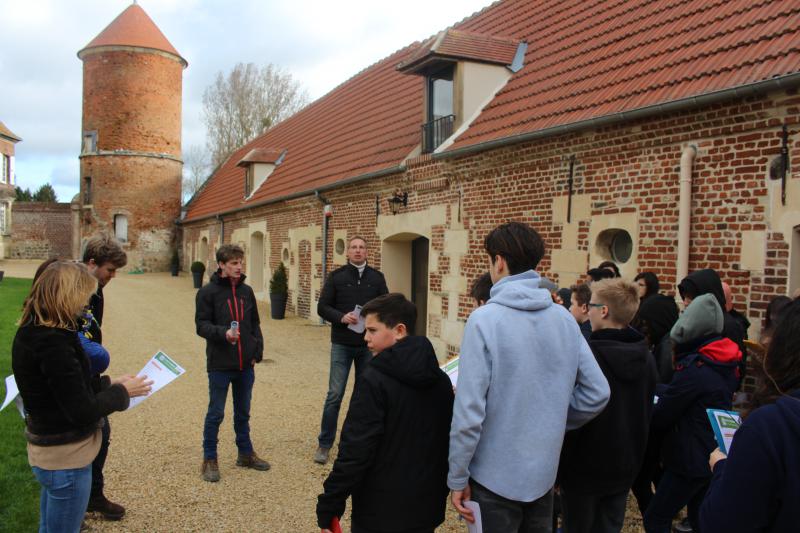 Les élèves de 4e du collège Jean-Paul II de Compiègne ont passé la matinée sur lexploitation de Geoffroy Sainte-Beuve. à Ressons-sur-Martz. (© Dorian Alinaghi)