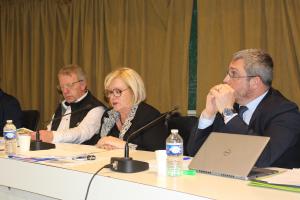 Luc Smessaert, pr&eacute;sident, Nad&egrave;ge Lefebvre, pr&eacute;sidente du Conseil d&eacute;partemental, et Fr&eacute;d&eacute;ric Bovet, secr&eacute;taire g&eacute;n&eacute;ral de la pr&eacute;fecture, lors de la session Chambre.